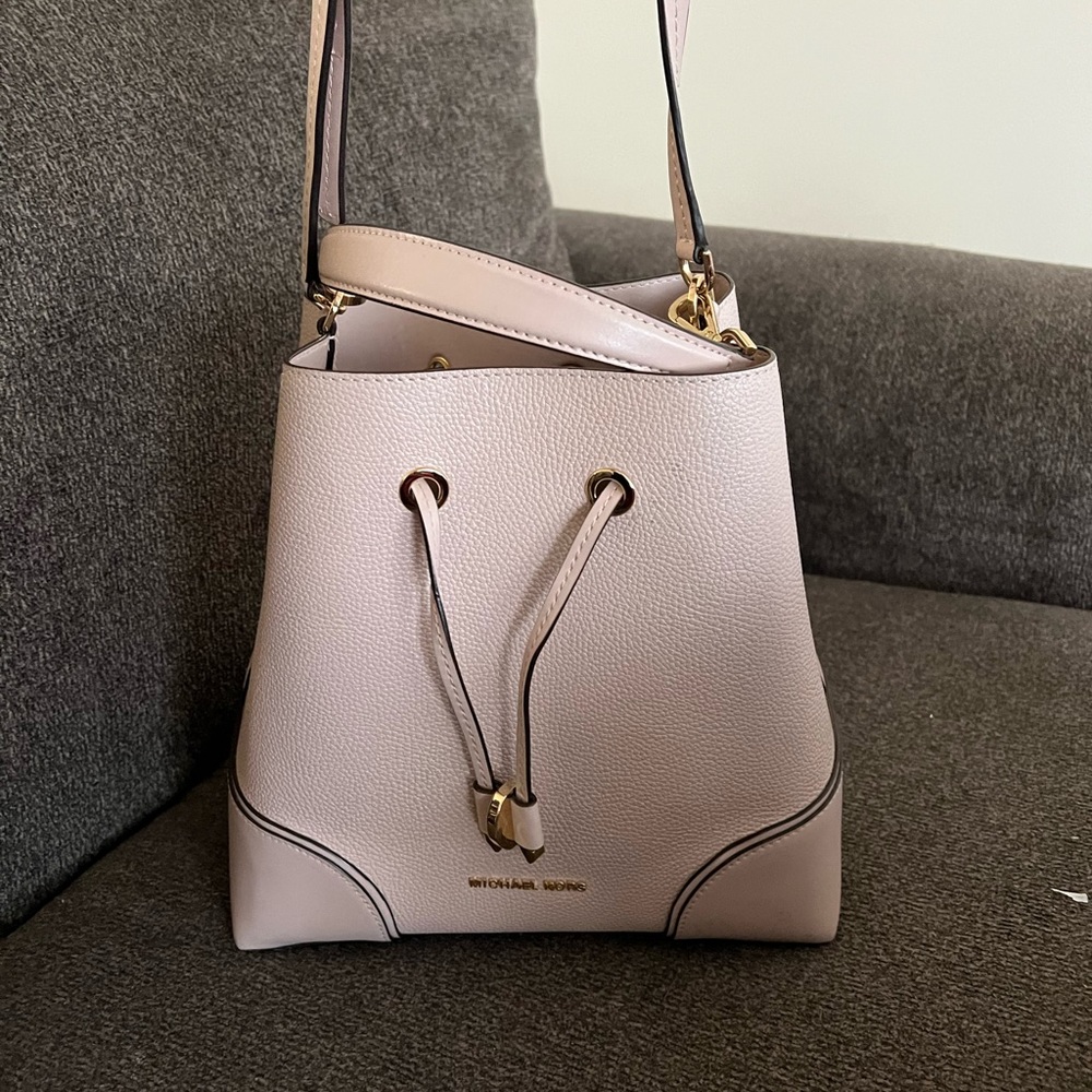 Michael kors bucket bag